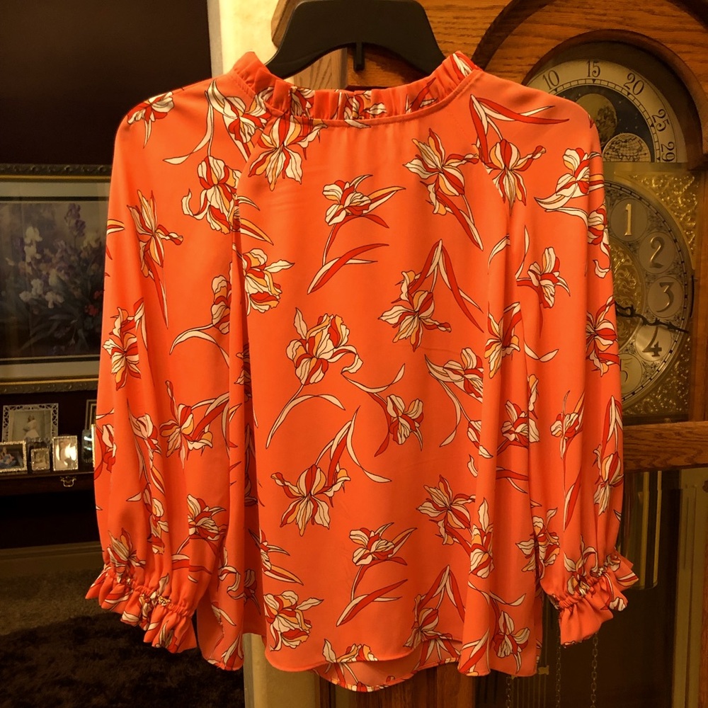 Worthington MP floral blouse. Ruffle gather neck and sleeves. One button back.